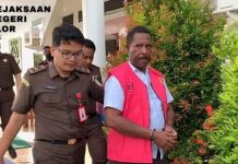 Jaksa Tahan Joseph Malaikosa Tersangka Kasus Korupsi Pengadaan Mobil Bumdes Alor Rp 5,7 Miliar Tersangka Joseph Malaikosa mengenakan rompi tahanan Jaksa usai diperiksa di kantor Kejaksaan Negeri Alor, Rabu (6/12). Joseph akan dibawa ke Rutan Lapas Kelas IIb Kalabahi untuk ditahan selama 20 hari. (Sumber foto: Akun Facebook Kejaksaan Negeri Kalabahi).