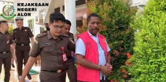 Jaksa Tahan Joseph Malaikosa Tersangka Kasus Korupsi Pengadaan Mobil Bumdes Alor Rp 5,7 Miliar Tersangka Joseph Malaikosa mengenakan rompi tahanan Jaksa usai diperiksa di kantor Kejaksaan Negeri Alor, Rabu (6/12). Joseph akan dibawa ke Rutan Lapas Kelas IIb Kalabahi untuk ditahan selama 20 hari. (Sumber foto: Akun Facebook Kejaksaan Negeri Kalabahi).