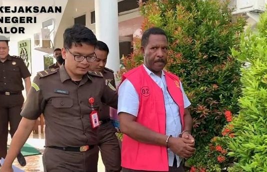 Jaksa Tahan Joseph Malaikosa Tersangka Kasus Korupsi Pengadaan Mobil Bumdes Alor Rp 5,7 Miliar Tersangka Joseph Malaikosa mengenakan rompi tahanan Jaksa usai diperiksa di kantor Kejaksaan Negeri Alor, Rabu (6/12). Joseph akan dibawa ke Rutan Lapas Kelas IIb Kalabahi untuk ditahan selama 20 hari. (Sumber foto: Akun Facebook Kejaksaan Negeri Kalabahi).