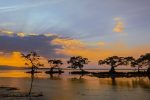 Keindahan Tongke Lima Aimoli Menjadi Magnet Wisata yang Tak Terlupakan Panorama pantai Tongke Lima saat matahari hampir terbenam. (Foto: doc tribuanapos.net).