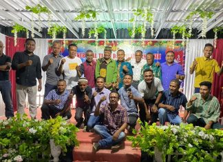 Pemuda Batutenata Gelar Syukuran Awal Tahun dan Pembagian 50 Paket Sembako Pemuda Batutenata foto bersama Ir. Ansgerius Takalapeta dan Yerimoth Bantara, usai acara syukuran awal tahun dan pembagian 50 paket sembako.