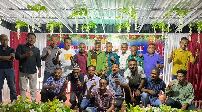 Pemuda Batutenata Gelar Syukuran Awal Tahun dan Pembagian 50 Paket Sembako Pemuda Batutenata foto bersama Ir. Ansgerius Takalapeta dan Yerimoth Bantara, usai acara syukuran awal tahun dan pembagian 50 paket sembako.