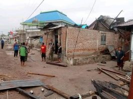 Badai Angin Hancurkan 33 Rumah di Pulau Pantar, Puluhan Warga Mengungsi Sejumlah bangunan rumah rusak berat akibat dilanda badai angin, Rabu (24/1) di Labuan Bajo, Kelurahan Kabir, Kecamatan Pantar, Kabupaten Alor, Provinsi NTT. (Foto: doc tribuanapos.net).