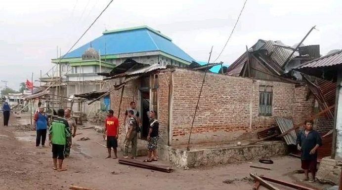 Badai Angin Hancurkan 33 Rumah di Pulau Pantar, Puluhan Warga Mengungsi Sejumlah bangunan rumah rusak berat akibat dilanda badai angin, Rabu (24/1) di Labuan Bajo, Kelurahan Kabir, Kecamatan Pantar, Kabupaten Alor, Provinsi NTT. (Foto: doc tribuanapos.net).