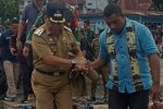 Pj Bupati Alor Pantau Bencana di Pulau Pantar Pj Bupati Alor Dr. Zet Soni Libing sementara naik perahu motor di pelabuhan Kalabahi menuju pulau Pantar untuk memantau bencana alam di Kabir.