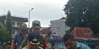 Pj Bupati Alor Pantau Bencana di Pulau Pantar Pj Bupati Alor Dr. Zet Soni Libing sementara naik perahu motor di pelabuhan Kalabahi menuju pulau Pantar untuk memantau bencana alam di Kabir.