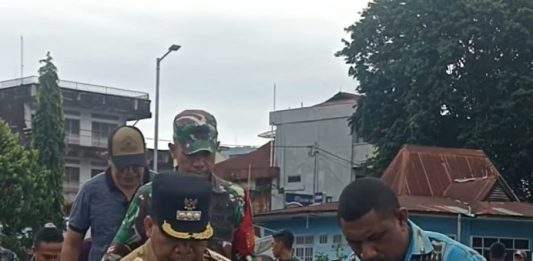 Pj Bupati Alor Pantau Bencana di Pulau Pantar Pj Bupati Alor Dr. Zet Soni Libing sementara naik perahu motor di pelabuhan Kalabahi menuju pulau Pantar untuk memantau bencana alam di Kabir.