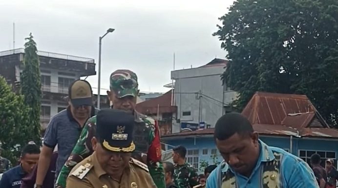 Pj Bupati Alor Pantau Bencana di Pulau Pantar Pj Bupati Alor Dr. Zet Soni Libing sementara naik perahu motor di pelabuhan Kalabahi menuju pulau Pantar untuk memantau bencana alam di Kabir.