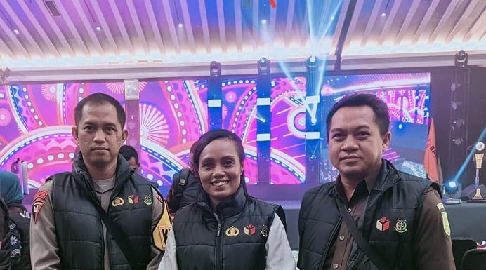 Tim Gakkumdu Alor Siap Limpahkan Berkas Kasus Dugaan Money Politic Caleg PPP NTT ke Kejaksaan Komisioner Bawaslu Alor Therlince Mau (tengah). (Foto: doc tribuanapos.net).