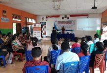 Terapkan Kurikulum Cambridge, Yapenkris Pingdoling Alor Datangkan Trainer Mentary Grup Latih Guru Bahasa Inggris Trainer Mentary Grup Ardiyarso Kurniawan., sedang memberikan pelatihan kurikulum cambridge kepada 30 guru bahasa inggris Yapenkris Pingdoling Alor, Jumat (26/1) di Aula SMA Kristen 1 Kalabahi.