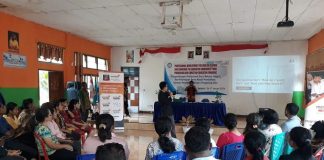 Terapkan Kurikulum Cambridge, Yapenkris Pingdoling Alor Datangkan Trainer Mentary Grup Latih Guru Bahasa Inggris Trainer Mentary Grup Ardiyarso Kurniawan., sedang memberikan pelatihan kurikulum cambridge kepada 30 guru bahasa inggris Yapenkris Pingdoling Alor, Jumat (26/1) di Aula SMA Kristen 1 Kalabahi.