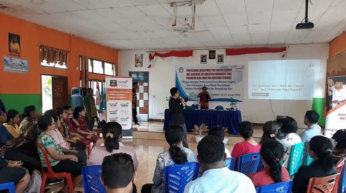 Terapkan Kurikulum Cambridge, Yapenkris Pingdoling Alor Datangkan Trainer Mentary Grup Latih Guru Bahasa Inggris Trainer Mentary Grup Ardiyarso Kurniawan., sedang memberikan pelatihan kurikulum cambridge kepada 30 guru bahasa inggris Yapenkris Pingdoling Alor, Jumat (26/1) di Aula SMA Kristen 1 Kalabahi.
