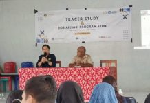Tim Dosen Bimbingan Konseling Undana Lakukan Tracer Study, Penelitian, Pengabdian dan Sosialisasi Prodi di Alor Ketua Tim Kegiatan Penelitian, PKM dan Tracer Study, Agus April, memberikan sapaan di acara pembukan Pengabdian Masyarakat, Selasa (14/5) di Aula SMK Negeri 1 Kalabahi.