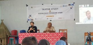 Tim Dosen Bimbingan Konseling Undana Lakukan Tracer Study, Penelitian, Pengabdian dan Sosialisasi Prodi di Alor Ketua Tim Kegiatan Penelitian, PKM dan Tracer Study, Agus April, memberikan sapaan di acara pembukan Pengabdian Masyarakat, Selasa (14/5) di Aula SMK Negeri 1 Kalabahi.
