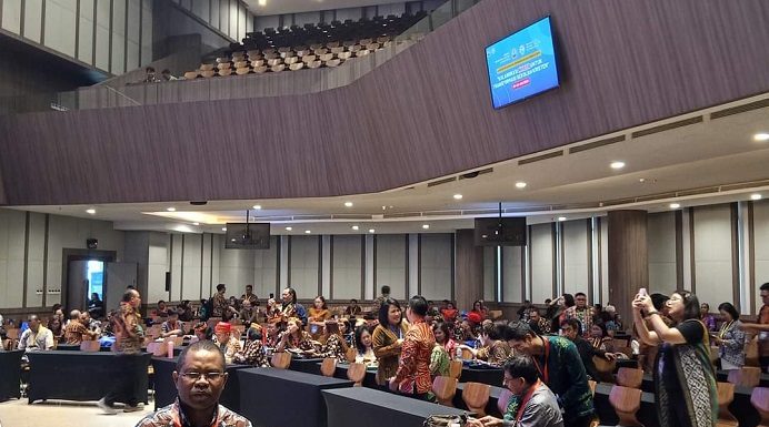 Ketua Yapenkris Pingdoling Alor Hadiri Konferensi Pendidikan Kristen dan Gereja di Tangerang Dr. Fredrik Abia Kande menghadiri acara konferensi pendidikan Kristen dan Gereja yang berlangsung di Universitas Pelita Harapan, Lipo Karawaci Tangerang, Selasa (23/7).