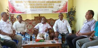 Petinggi Gerindra Pastikan Seluruh Kader Solid Menangkan Gabriel-Mulyawan di Pilkada Alor Ketua Dewan Pembina Partai Gerindra Alor, Soleman Bolivasius Gorangmau (ujung kanan), Sekretaris DPC Gerindra Hans Tonu Lema (Kedua kanan), Ketua DPC Gerindra Yusak Atamau (tengah), Balon Wakil Bupati Alor Mulyawan Djawa (kedua kiri) dan Wakil Ketua DPC Gerindra Taufiq Fikar (kiri). (Foto: doc tribuanapos.net/dm).