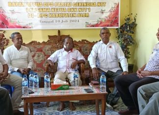 Petinggi Gerindra Pastikan Seluruh Kader Solid Menangkan Gabriel-Mulyawan di Pilkada Alor Ketua Dewan Pembina Partai Gerindra Alor, Soleman Bolivasius Gorangmau (ujung kanan), Sekretaris DPC Gerindra Hans Tonu Lema (Kedua kanan), Ketua DPC Gerindra Yusak Atamau (tengah), Balon Wakil Bupati Alor Mulyawan Djawa (kedua kiri) dan Wakil Ketua DPC Gerindra Taufiq Fikar (kiri). (Foto: doc tribuanapos.net/dm).