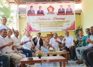 Sah! Ketum Prabowo Subianto Beri Tugas Khusus Gabriel Binna dan Mulyawan Djawa Maju Pilkada Alor 2024 Ketua DPC Partai Gerindra Yusak Atamau dan Bakal Calon Wakil Bupati Alor Mulyawan Djawa, foto bersama petinggi partai Gerindra Alor usai konferensi pers, Kamis (18/7) di kantor DPC Gerindra, Kalabahi Tengah.