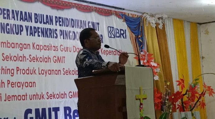 Ketua Yapenkris Pingdoling Alor: Kami Punya 8 Sekolah GMIT Unggul Ketua Yapenkris Pingdoling Alor Dr. Fredrik Abia Kande sambutan di acara penutupan perayaan bulan pendidikan GMIT di Yapenkris Pingdoling Alor, Rabu (17/7) di Aula Gereja Pola Tribuana, Kalabahi.