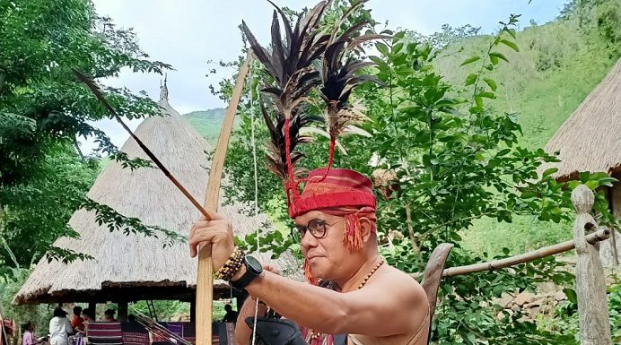 Alor di Hati Melki Laka Lena Melki Laka Lena berbusana adat Takpala, Alor-NTT. (Foto: doc tribuanapos.net/dm)
