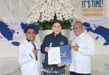 DPP NasDem Beri Rekomendasi Ima-Rey Maju Pilkada Alor 2024 Bacalon Bupati/Wabup Alor Dr. Imanuel Blegur - Lukas Reiner Atabuy, menerima surat rekomendasi DPP NasDem yang diserahkan oleh Julie Sutrisno Laiskodat, Selasa 23 Juli 2024 di kantor DPP NasDem, Menteng Jakarta Pusat. (Foto: doc tribuanapos.net).