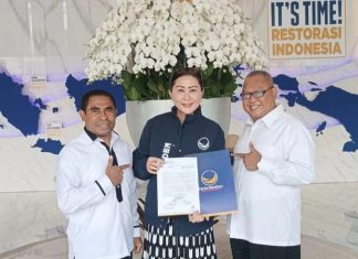 DPP NasDem Beri Rekomendasi Ima-Rey Maju Pilkada Alor 2024 Bacalon Bupati/Wabup Alor Dr. Imanuel Blegur - Lukas Reiner Atabuy, menerima surat rekomendasi DPP NasDem yang diserahkan oleh Julie Sutrisno Laiskodat, Selasa 23 Juli 2024 di kantor DPP NasDem, Menteng Jakarta Pusat. (Foto: doc tribuanapos.net).