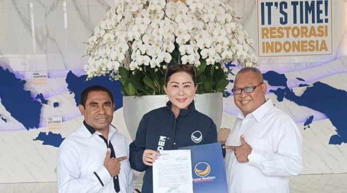 DPP NasDem Beri Rekomendasi Ima-Rey Maju Pilkada Alor 2024 Bacalon Bupati/Wabup Alor Dr. Imanuel Blegur - Lukas Reiner Atabuy, menerima surat rekomendasi DPP NasDem yang diserahkan oleh Julie Sutrisno Laiskodat, Selasa 23 Juli 2024 di kantor DPP NasDem, Menteng Jakarta Pusat. (Foto: doc tribuanapos.net).