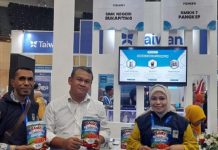 SMK Negeri Bukapiting Tampil di Pameran Indo Livestock 2024 di Jakarta Kepala SMK Negeri Bukapiting Simon Laumakiling, S.Pd (kiri), foto bersama Plt. Direktur Mitrasdudi Kemendikbudristek RI, Uuf Brajawidagda. (Foto: doc tribuanapos.net).