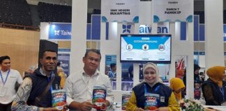 SMK Negeri Bukapiting Tampil di Pameran Indo Livestock 2024 di Jakarta Kepala SMK Negeri Bukapiting Simon Laumakiling, S.Pd (kiri), foto bersama Plt. Direktur Mitrasdudi Kemendikbudristek RI, Uuf Brajawidagda. (Foto: doc tribuanapos.net).