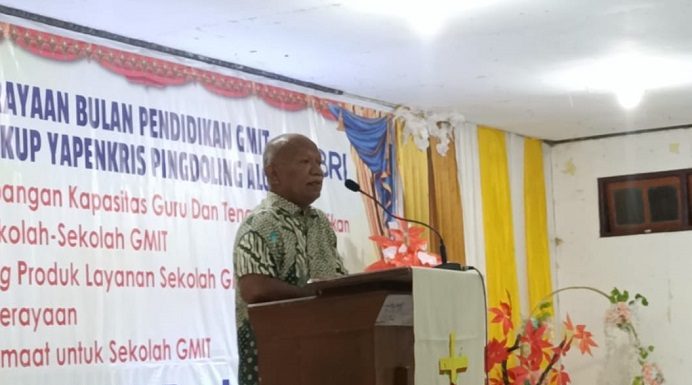 Pj Bupati Alor Minta Yapenkris GMIT Sinergi Dengan Pemerintah Evaluasi Menyeluruh Pendidikan Kristen Staf Ahli Bupati Alor Bidang Hukum, Ir. Imanuel Laukamang, M.Si sambutan di acara penutupan perayaan bulan pendidikan GMIT di Yapenkris Pingdoling Alor mewakili Pj Bupati Alor Dr. Zet Soni Libing, Rabu (17/7) di Aula Gereja Pola Tribuana Kalabahi.