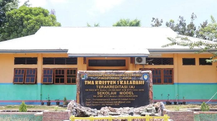 Ratusan Sekolah GMIT di Alor Terancam Krisis Guru Majelis Sinode GMIT melalui Yapenkris Pingdoling Alor menetapkan SMA Kristen 01 Kalabahi sebagai sekolah GMIT yang terakreditasi unggul.