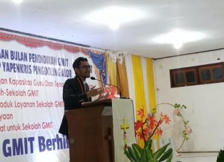 Sinode GMIT Nilai Kebijakan Penempatan Guru P3K Tak Ada di Sekolah Kristen Menjadi Sesuatu yang Menakutkan Bagi Gereja Sekretaris Majelis Sinode GMIT Pdt. Lay Abdi Karya Wenyi, M.Si, sambutan di acara penutupan Perayaan Bulan Pendidikan GMIT di Yapenkris Pingdoling Alor, Rabu (17/7) di Aula Gereja Pola Tribuana Kalabahi.