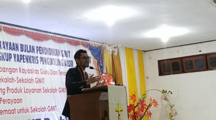 Sinode GMIT Nilai Kebijakan Penempatan Guru P3K Tak Ada di Sekolah Kristen Menjadi Sesuatu yang Menakutkan Bagi Gereja Sekretaris Majelis Sinode GMIT Pdt. Lay Abdi Karya Wenyi, M.Si, sambutan di acara penutupan Perayaan Bulan Pendidikan GMIT di Yapenkris Pingdoling Alor, Rabu (17/7) di Aula Gereja Pola Tribuana Kalabahi.