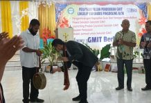 Yapenkris Pingdoling Alor Luncurkan Produk Layanan Sekolah GMIT di Bulan Pendidikan GMIT Sekretaris Majelis Sinode GMIT Pdt. Lay Abdi Karya Wenyi, M.Si Luncurkan Produk Layanan Sekolah GMIT di Lingkup Yapenkris Pingdoling Alor, Rabu (17/7) di Aula Gereja Pola Tribuana, Kota Kalabahi.