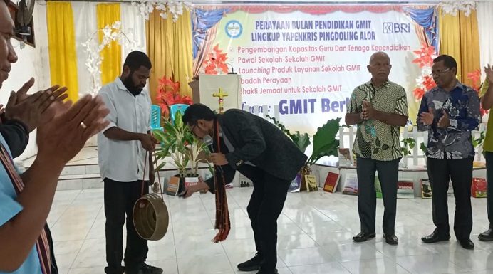 Yapenkris Pingdoling Alor Luncurkan Produk Layanan Sekolah GMIT di Bulan Pendidikan GMIT Sekretaris Majelis Sinode GMIT Pdt. Lay Abdi Karya Wenyi, M.Si Luncurkan Produk Layanan Sekolah GMIT di Lingkup Yapenkris Pingdoling Alor, Rabu (17/7) di Aula Gereja Pola Tribuana, Kota Kalabahi.