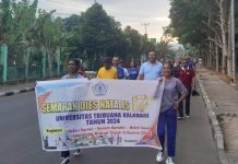 Semarak HUT ke-17 Untrib, Ratusan Mahasiswa Jalan Pagi dan Senam Aerobik Rektor Untrib Alvonso F. Gorang memimpin gerak jalan santai meriahkan HUT ke-17 Untrib, Jumat (26/7) di ruas Batunirwala.