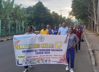Semarak HUT ke-17 Untrib, Ratusan Mahasiswa Jalan Pagi dan Senam Aerobik Rektor Untrib Alvonso F. Gorang memimpin gerak jalan santai meriahkan HUT ke-17 Untrib, Jumat (26/7) di ruas Batunirwala.