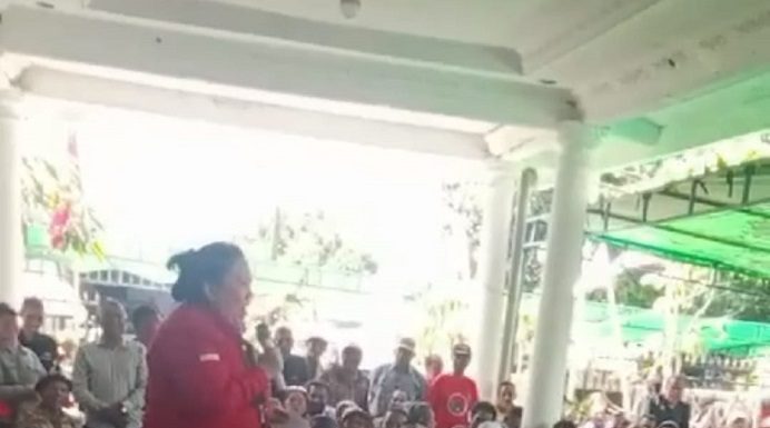 Pidato Ketua PDIP Enny Anggrek Dukung Paket SIMPATI di Pilkada Alor 2024 Ketua DPC PDIP Alor Enny Anggrek berpidato dukung Paket SIMPATI di Pilkada Alor, Senin (5/8) di Kalabahi.