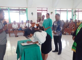 Yapenkris Pingdoling Alor Kembali Angkat Guru Misionaris GMIT Guru Misionaris GMIT menandatangani kontrak dengan Yapenkris Pingdoling Alor pasca diperhadapkan pada Minggu (4/8) di Jemaat GMIT Mail Eheng Mali. (Foto: doc tribuanapos.net).