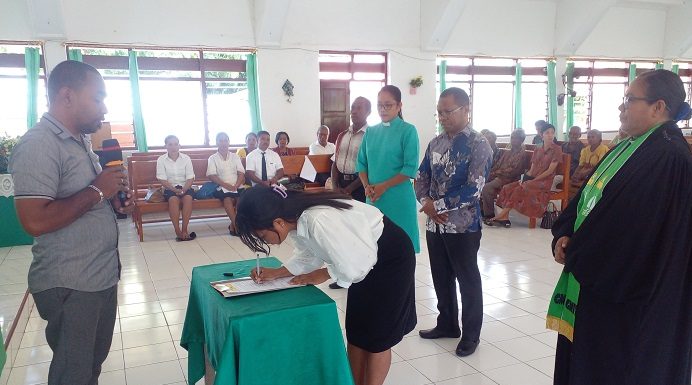 Yapenkris Pingdoling Alor Kembali Angkat Guru Misionaris GMIT Guru Misionaris GMIT menandatangani kontrak dengan Yapenkris Pingdoling Alor pasca diperhadapkan pada Minggu (4/8) di Jemaat GMIT Mail Eheng Mali. (Foto: doc tribuanapos.net).