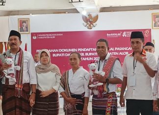 Gandeng Istri di Tengah Ribuan Masa Pendukung, Pasangan Madjid – Sepri Daftar di KPU Alor