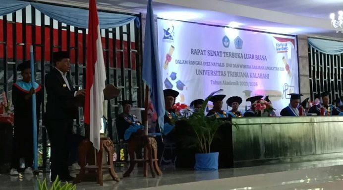 Pj Bupati Alor Harap 308 Sarjana Untrib Jadi Berkat dan Jaga Keamanan di Pilkada Alor 2024 Pj Bupati Alor Dr. Zet Sony Libing ketika membacakan sambutan Pj Gubernur NTT di acara Wisuda Untrib, Kamis 1 Agustus di Aula Isak Ismail, Welai Barat. (Foto: doc tribuanapos.net/dm).