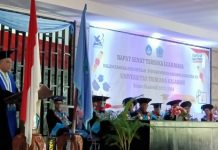 Kepala LLDIKTI Wilayah XV Ajak 308 Sarjana Untrib Dukung Pemerintah Turunkan Angka Kemiskinan dan Stunting Menuju Indonesia Emas 2045 Kepala LLDIKTI Wilayah XV Prof. Dr. Adrianus Amheka, ST., M.Eng berpidato di acara wisuda Sarjana Universitas Tribuana (Untrib) Kalabahi Angkatan ke-XIII tahun akademik 2023/2024, Kamis 1 Agustus 2024 di Aula Isak Ismail, Welai Barat. (Foto: doc tribuanapos.net/dm).