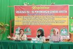 GMIT Diaspora Padakika Alor Sosialisasi Human Trafficking dan Pelatihan Pembuatan Produk Hukum Gereja Narasumber dari Ikatan Keluarga Alumni Purna Tugas Kepamongprajaan Alor masing-masing; Thata Malsibo, S.IP, Sulis Koda, S.Tr.IP, Karmila Amakae, S. Tr. IP, Thata dan Karmila, sedang memberikan materi pelatihan kepada peserta, Senin (16/9) di Gereja Diaspora Padakika.