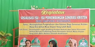 GMIT Diaspora Padakika Alor Sosialisasi Human Trafficking dan Pelatihan Pembuatan Produk Hukum Gereja Narasumber dari Ikatan Keluarga Alumni Purna Tugas Kepamongprajaan Alor masing-masing; Thata Malsibo, S.IP, Sulis Koda, S.Tr.IP, Karmila Amakae, S. Tr. IP, Thata dan Karmila, sedang memberikan materi pelatihan kepada peserta, Senin (16/9) di Gereja Diaspora Padakika.