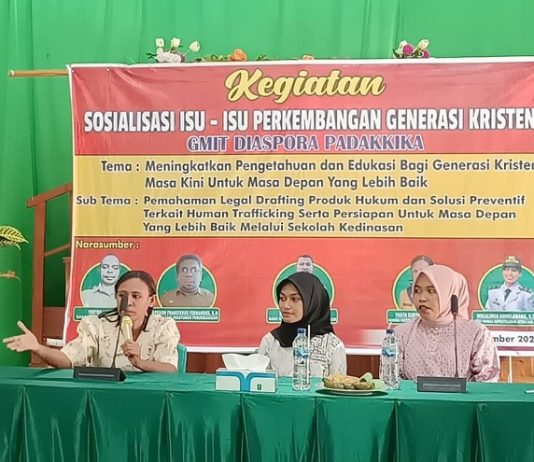 GMIT Diaspora Padakika Alor Sosialisasi Human Trafficking dan Pelatihan Pembuatan Produk Hukum Gereja Narasumber dari Ikatan Keluarga Alumni Purna Tugas Kepamongprajaan Alor masing-masing; Thata Malsibo, S.IP, Sulis Koda, S.Tr.IP, Karmila Amakae, S. Tr. IP, Thata dan Karmila, sedang memberikan materi pelatihan kepada peserta, Senin (16/9) di Gereja Diaspora Padakika.