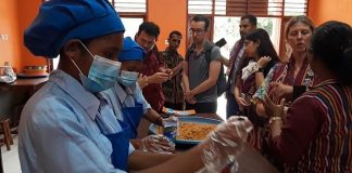 Produk UMKM Siswa SMKN Bukapiting Alor Dapat Perhatian World Bank Tim World Bank saat kunjungan di ruang produksi SMK Negeri Bukapiting di Jln. Waisika, Desa Waisika, Kecamatan Alor Timur Laut, Alor, Kamis (6/2).