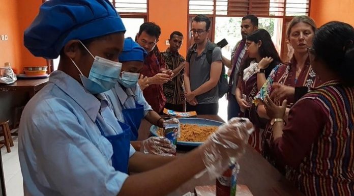 Produk UMKM Siswa SMKN Bukapiting Alor Dapat Perhatian World Bank Tim World Bank saat kunjungan di ruang produksi SMK Negeri Bukapiting di Jln. Waisika, Desa Waisika, Kecamatan Alor Timur Laut, Alor, Kamis (6/2).