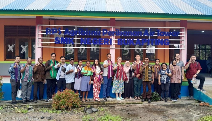 Foto bersama World Bank, Tim Bapenas RI, Tim KKP, Kepala Desa Waisika, Tim UPTD Pengelola Taman Perairan Kepulauan Alor dan Laut Sekitarnya.