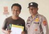 Andreas Gomang Dipolisikan, Diduga Fitnah Pejabat Dinas Kesehatan Alor Anter Alorasta (kiri), mengadukan Andreas Gomang ke Polres Alor, Sabtu (22/3) di Kalabahi. (Foto: doc tribuanapos.net/).